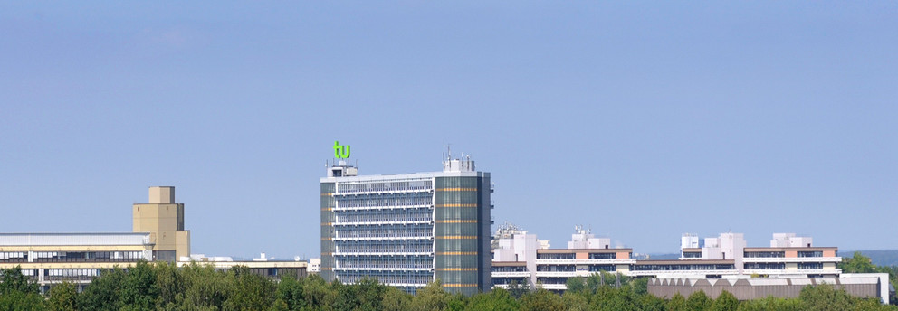 Panorama Campus Nord mit Mathetower und blauem Himmel
